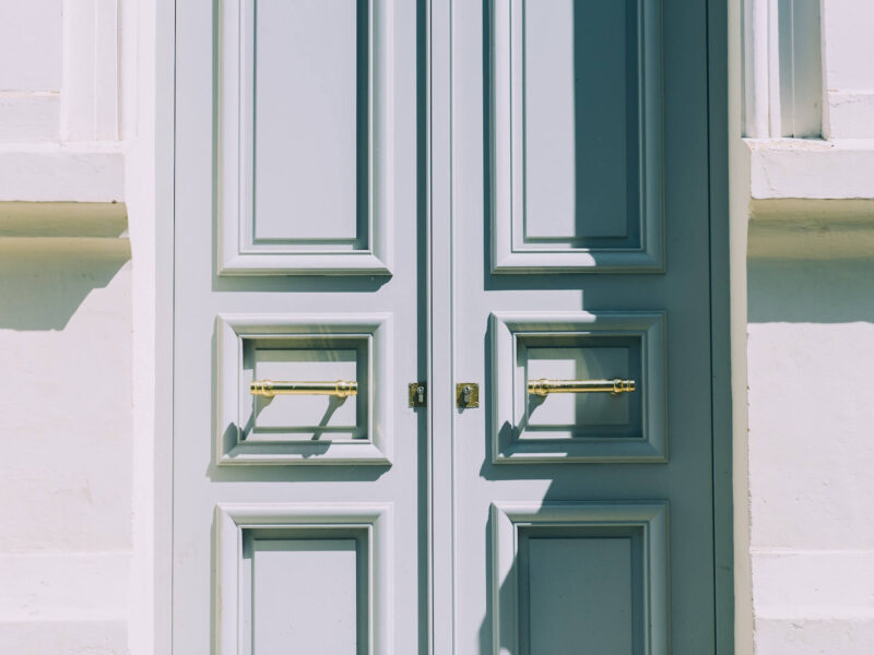 jilbert-ebrahimi-zRzKNNLkBu8-unsplash entrance doors